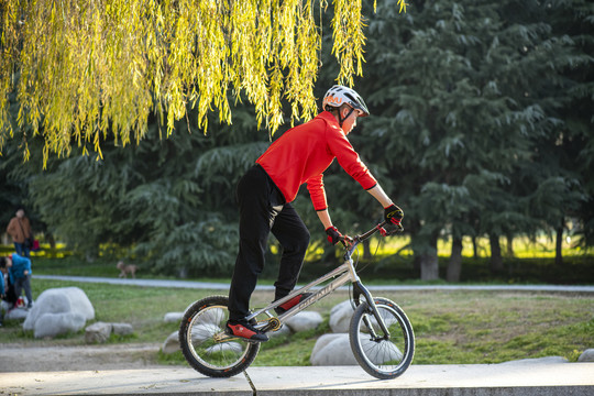 单人公园户外自行车表演