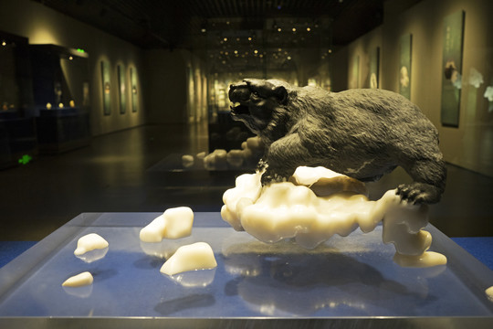 北极熊灵璧石雕塑