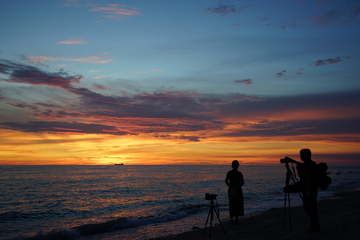 追逐涠洲岛日落的摄影人