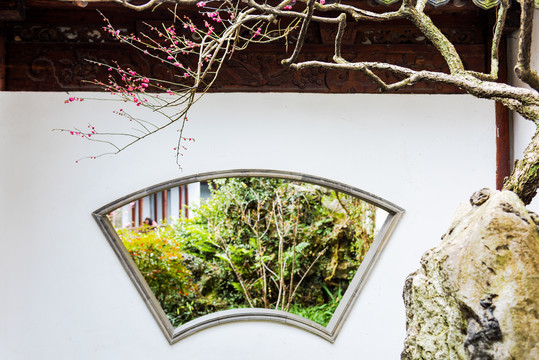 园林景观中式建筑扇形窗与梅花