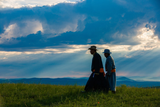 清晨草原上的蒙古族男人