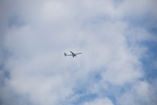 蓝天白云的飞机