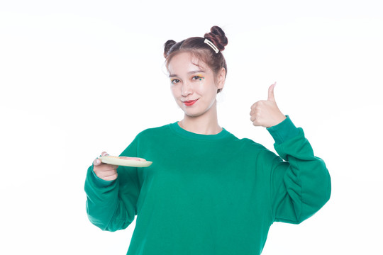 品尝马卡龙的女孩摄影图片大全