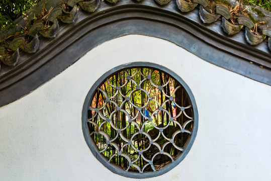 园林建筑圆形窗围墙