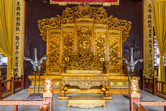 金色龙椅