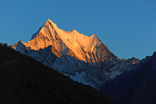 日照金山