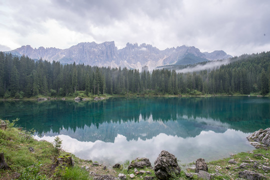 意大利多洛米蒂卡雷扎湖风景