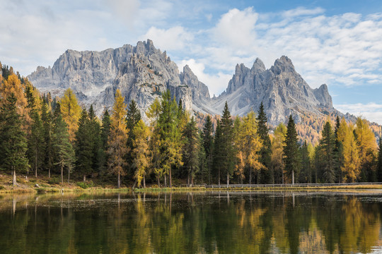意大利多洛米蒂秋季湖泊美景