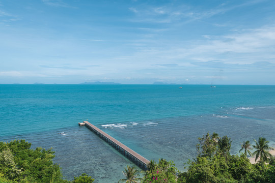 热带海岛度假村海岸线风景