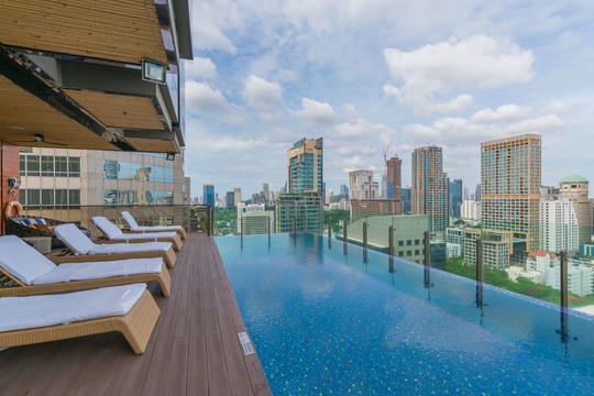 曼谷豪华酒店无边泳池与城市景观