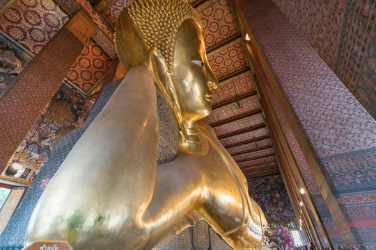 泰国曼谷卧佛寺巨大的金色卧佛像