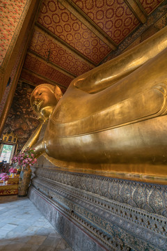 泰国曼谷卧佛寺巨大的金色卧佛像