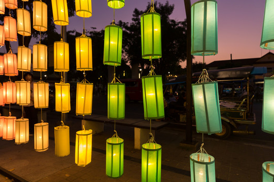 泰国清迈水灯节夜晚街道上的灯笼