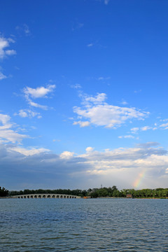 彩虹映照下的颐和园十七孔桥