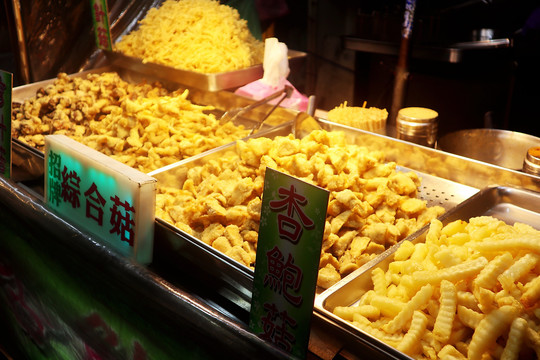 台湾夜市美食小吃油炸烤串