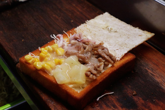 台湾夜市美食小吃棺材板吐司面包