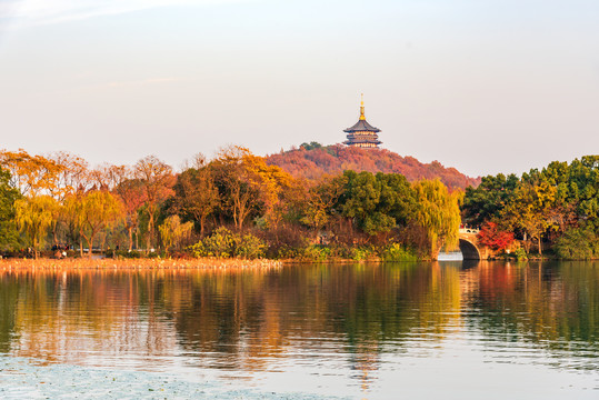 杭州西湖苏堤雷峰塔秋景