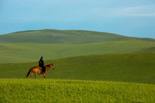 草原上骑马的蒙古族