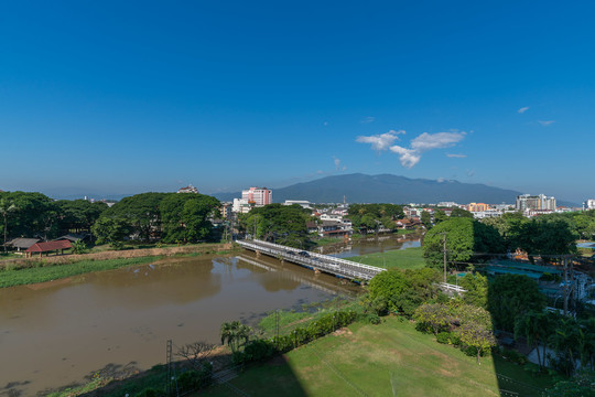 航拍清迈城市风光和湄平河风景