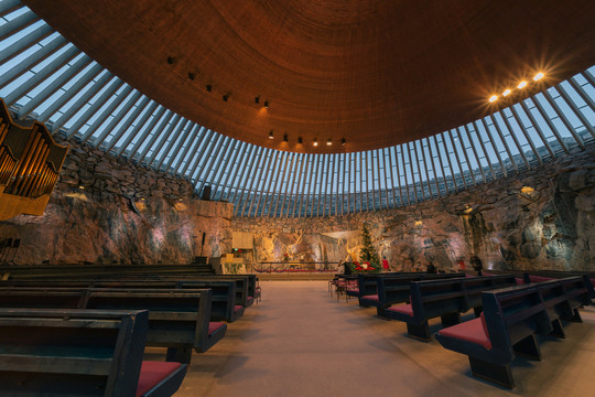 芬兰赫尔辛基著名的岩石教堂内部