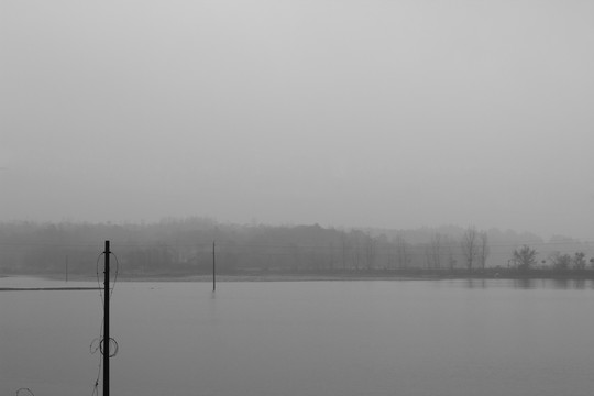 雾气腾腾的湖面