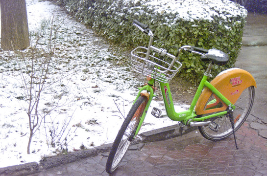 雪中的太原市公共自行车
