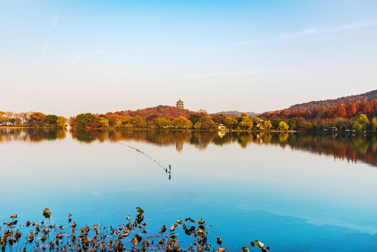 杭州西湖苏堤与雷峰塔秋景