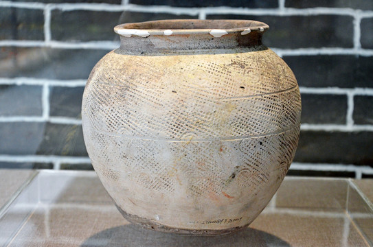 南越国汲水陶罐