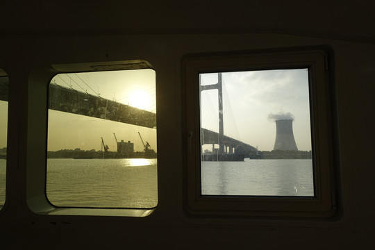 轮渡窗外的闵浦大桥