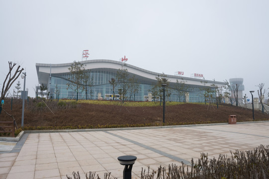 薄雾重庆巫山机场航站楼