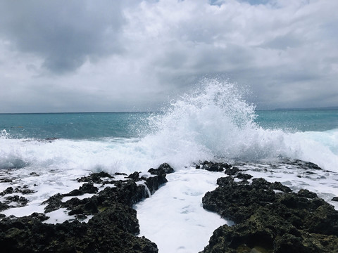 浪花拍礁石