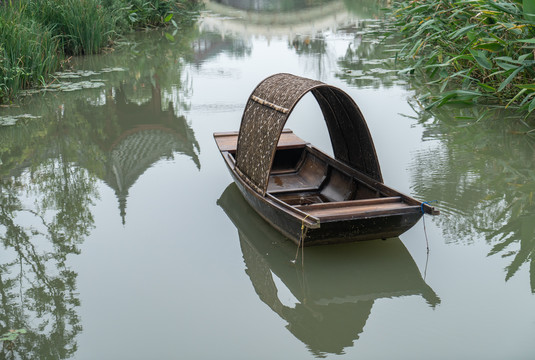 小溪乌篷船