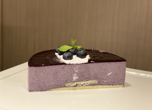 蓝莓蛋糕切块