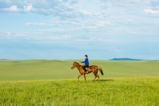 草原骑马的蒙古族少年