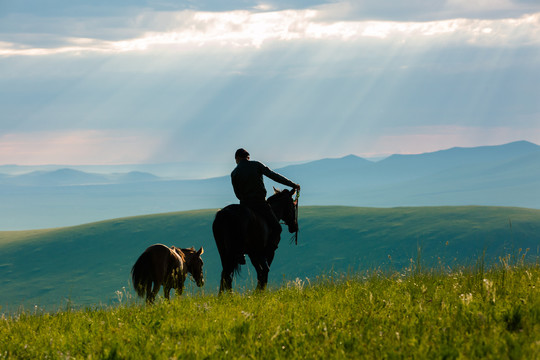 清晨骑马的蒙古族