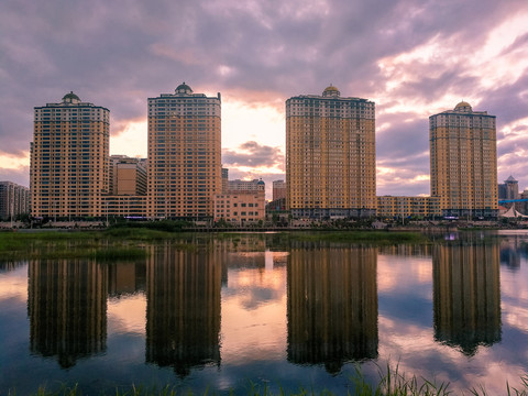 傍晚河边高层建筑小区