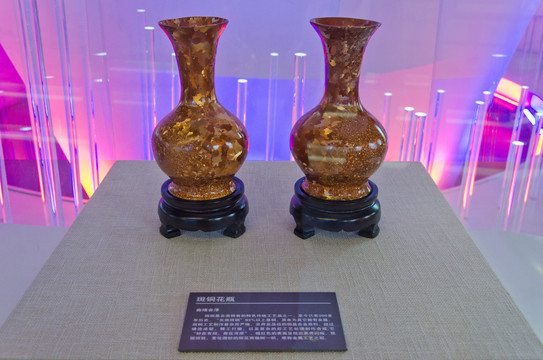斑铜花瓶