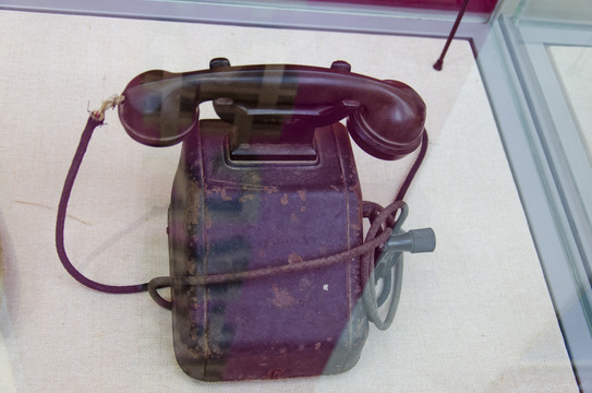 古董手摇电话机