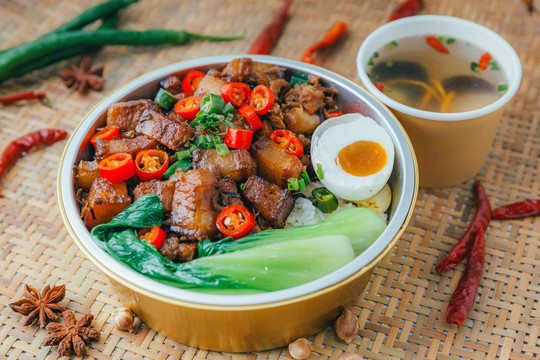 红烧肉煲仔饭