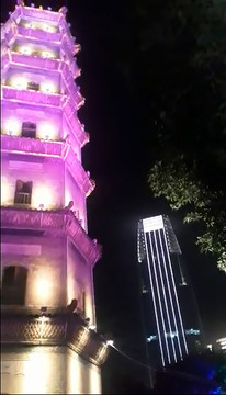 文塔公园与现代建筑夜色流涟