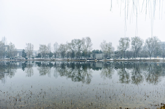 水墨雪景倒影