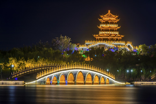 中国山东东营清风湖夜景