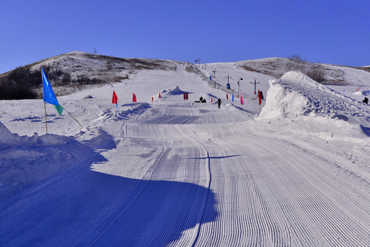 呼伦贝尔凤凰山滑雪场的滑道