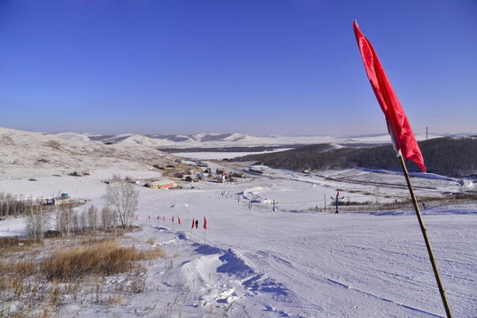 牙克石凤凰山滑雪场里的旗子