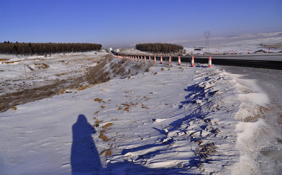 呼伦贝尔路边的积雪