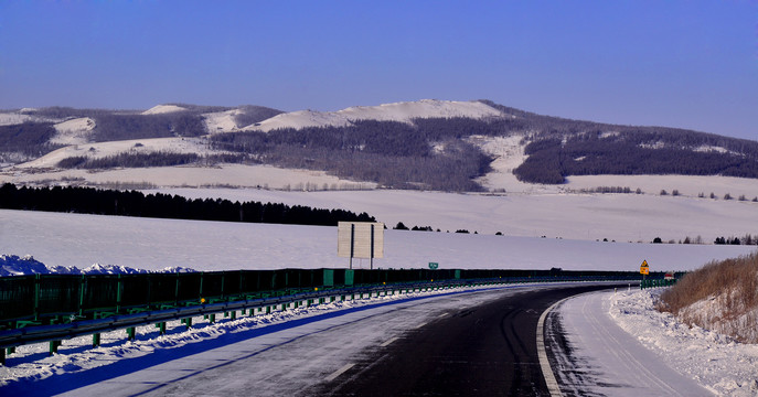 茫茫雪地上的高速路