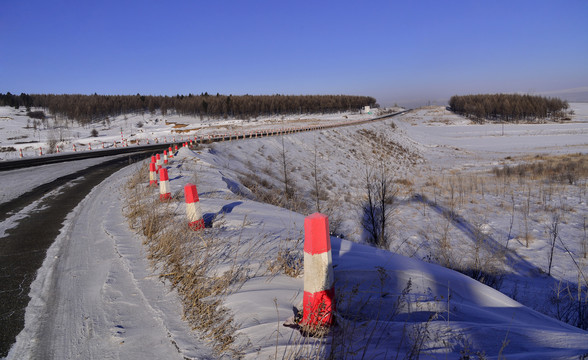 积雪后的呼伦贝尔公路