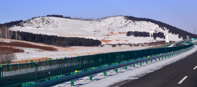 公路护栏旁边的积雪