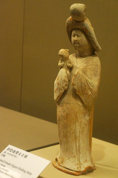陕西西安文物唐彩绘抱婴女立俑