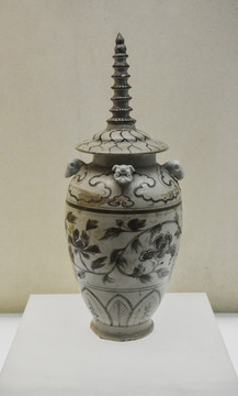 青花牡丹纹塔式盖瓶